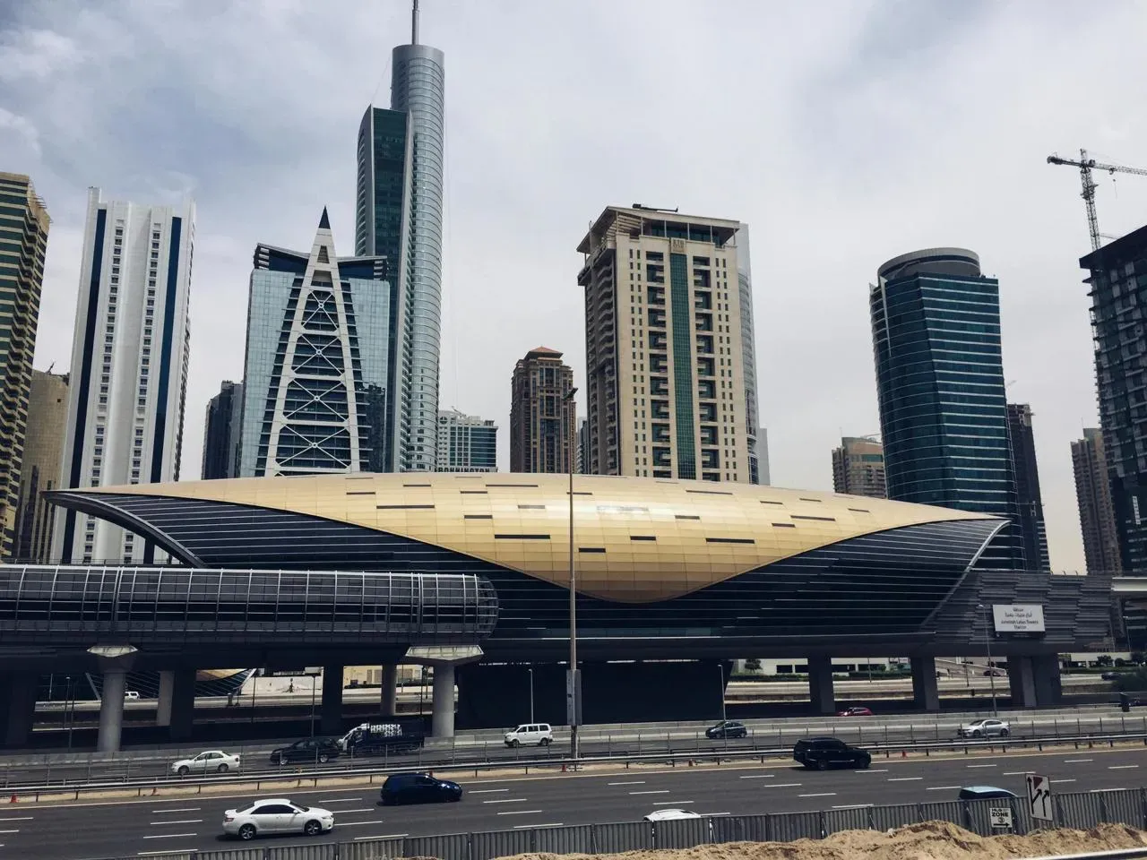 Driving Around Dubai: Why Renting a Car Is Better Than Using Public Transportation