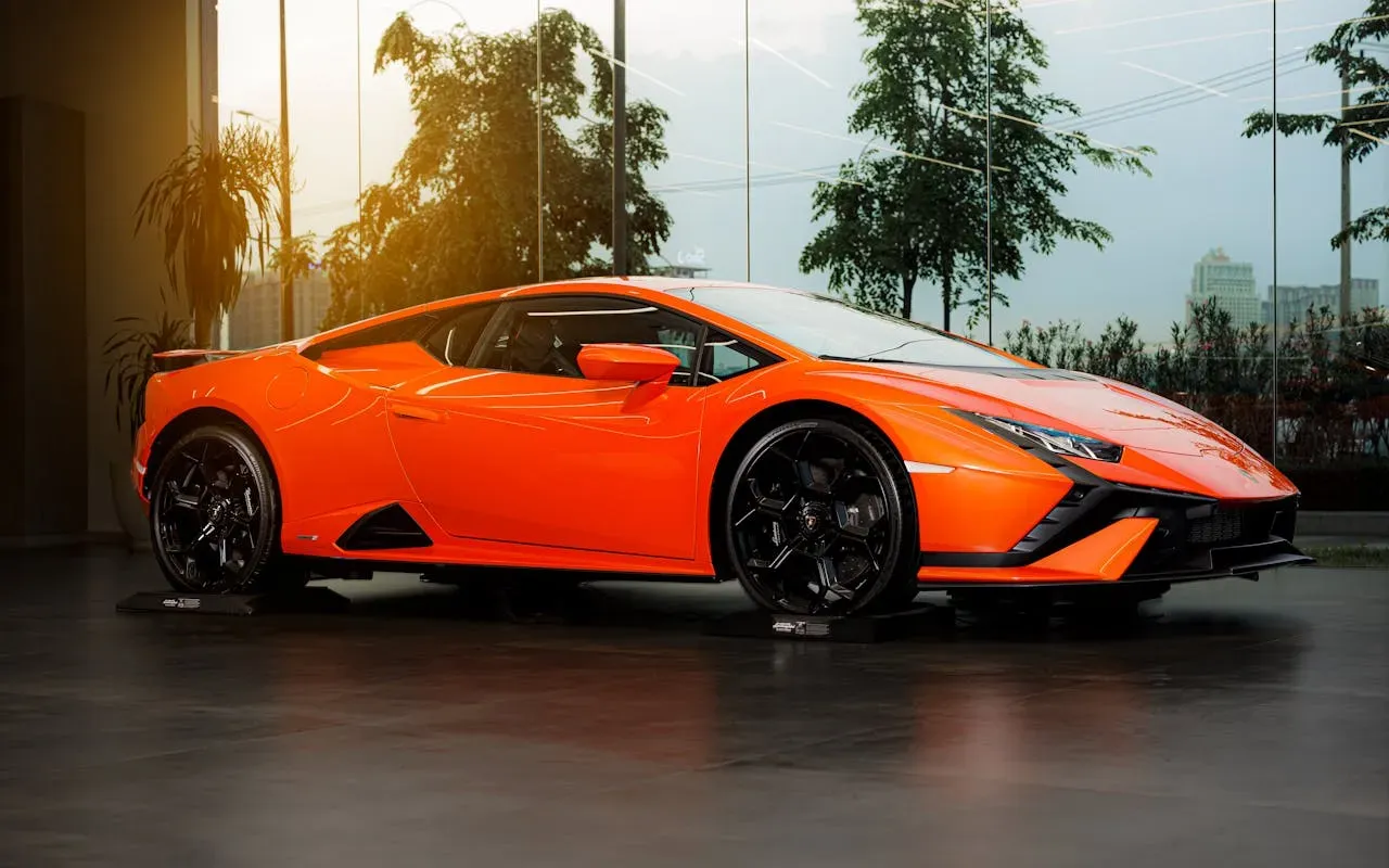 Which Lamborghini Should You Choose for Dubai Roads? (Expert Tips from Fluxe Cars)